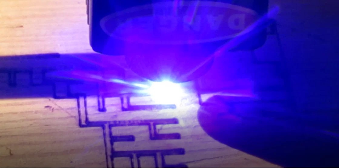 Ploter laserowy CNC podczas pracy